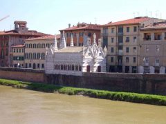 Santa Maria della Spina er en underlig bygning - romansk stil i nedre del, mens øvre del er i markant gotisk stil. Foto: L.E.rewi-sor / Wikipedia Santa Maria della Spina, Pisa, pisansk romansk, arkitektur, middelalder, renessanse, Arno, Campo dei Miracoli, katedral, baptisteria, kampanile, Unescos liste over Verdensarven, historisk bydel, museer, gamleby, etruskerne, Toscana, Midt-Italia, Italia