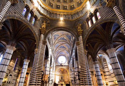 Duomo er mildt sagt overdådig dekorert innvendig - her kan du også se de opprinnelige rundbuene i romansk stil Siena, Unescos liste over Verdensarven, historisk, etruskere, middelalder, gamleby, romensk, gotisk, katedral, Toscana, Midt-Italia, Italia