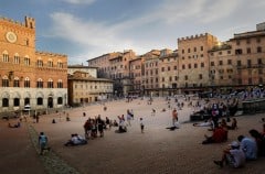 Sienas Piazza del Campo er omgitt av hus fra middelalderen og renessansen - Palazzo Pubblico til venstre. Mursteinene i fiskebeinsmønster er fra slutten av 1200-tallet! Siena, Unescos liste over Verdensarven, historisk, etruskere, middelalder, gamleby, romensk, gotisk, katedral, Toscana, Midt-Italia, Italia