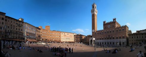 Fra Campo, hvor det arrangeres hesteveddeløp – til daglig arena for uhøflige kelnere, uvitende turister og - kort sagt - alle negative sider ved turisme Siena, Unescos liste over Verdensarven, historisk, etruskere, middelalder, gamleby, romensk, gotisk, katedral, Toscana, Midt-Italia, Italia