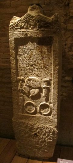 En romersk gravstele fra det første århundre før Kristus er også stilt ut i dat arkeologiske museet. Foto: Combusken / Wikipedia. Siena, Unescos liste over Verdensarven, historisk, etruskere, middelalder, gamleby, romensk, gotisk, katedral, Toscana, Midt-Italia, Italia