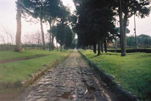 Fra en av de gamle romerske hovedveiene, Via Appia Antica ved Roma. Slike veier strakte seg fra England i vest til Syria i øst.. Foto: Radosław Botev / Wikipedia Siena, Unescos liste over Verdensarven, historisk, etruskere, middelalder, gamleby, romensk, gotisk, katedral, Toscana, Midt-Italia, Italia