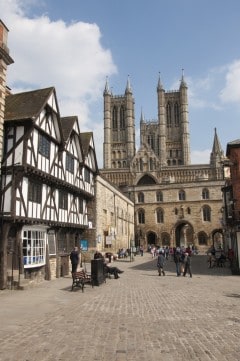 Lincoln Castle Square er ytterst sjarmerende - turistinformasjonen ligger i huset til venstre. Foto: © VisitEngland Lincoln, Lincoln Cathedral, Minster, England, romertid, middelalder, Castle Hill, Magna Carta, Steep Hill, Bailgate, early british gothic