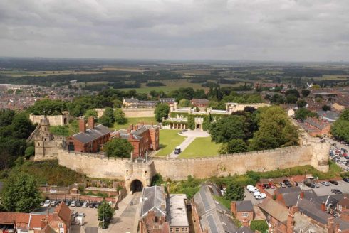 Lincoln Castle - bygd på ordre av normannerkongen William the Conquerer i år 1068 på samme sted som romerne mer enn 1.000 år tidligere bygde sin første festning. Foto: © VisitEngland Lincoln, Castle Hill, High Bridge, Lincoln Cathedral, Minster, England, Brayford Pool, romertid, middelalder, Castle Hill, Magna Carta, Steep Hill, Bailgate, early british gothic