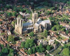 Lincoln Cathedral ligger flott til på Castle Hill - der den romerske festningsbyen ble anlagt og er omgitt av ærverdig bebyggelse, en god del fra middelalderen. Foto: © VisitEngland Lincoln, Lincoln Cathedral, Minster, England, romertid, middelalder, Castle Hill, Magna Carta, Steep Hill, Bailgate, early british gothic