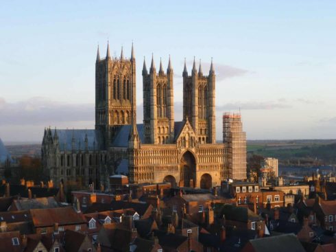 Lincoln Cathedral har en majestetisk beliggenhet på Castle Hill - den er for øvrig Englands 3. største og er oppført i Lincoln, High Bridge, Lincoln Cathedral, Minster, England, Brayford Pool, romertid, middelalder, Castle Hill, Magna Carta, Steep Hill, Bailgate, early british gothic