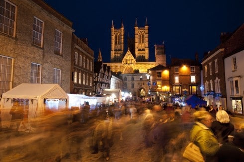 Castle Hill - her fra julemarkedet - du må gå gjennom byporten Exchequergate for å komme til katedralen. Foto: © VisitEngland Lincoln, Castle Hill, High Bridge, Lincoln Cathedral, Minster, England, Brayford Pool, romertid, middelalder, Castle Hill, Magna Carta, Steep Hill, Bailgate, early british gothic