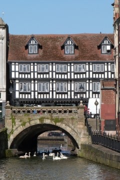 Lincolns High Bridge er den eldste middelalderbroen i England, som fortsatt har bebyggelsen intakt. Foto: © VisitEngland Lincoln, Lincoln Cathedral, Minster, England, Brayford Pool, romertid, middelalder, Castle Hill, Magna Carta, Steep Hill, Bailgate, early british gothic