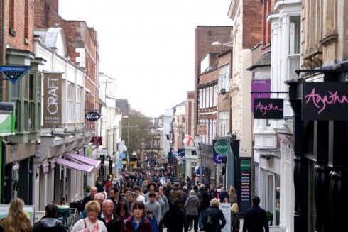 Fra High Street som leder fra den gamle broen til byporten Stonebow Arch i bakgrunnen, påbegynt på 1300-tallet. Foto: © VisitEngland Lincoln, High Bridge, Lincoln Cathedral, Minster, England, Brayford Pool, romertid, middelalder, Castle Hill, Magna Carta, Steep Hill, Bailgate, early british gothic