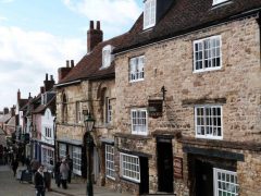 Vegg i vegg med Jew's House finner du the Jew's Court - øverst i The Strait, der denne vesle gatestubben går over i den bratte Steep Hill. Foto: © VisitEngland Lincoln, Jews Court, Jews House, High Bridge, Lincoln Cathedral, Minster, England, Brayford Pool, romertid, middelalder, Castle Hill, Magna Carta, Steep Hill, Bailgate, early british gothic