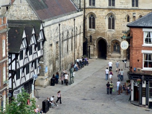 Steep Hill ender her på Castle Hill - forlengelsen heter Bailgate, som fortsetter til høyre for Leigh-Pemberton House, bindingsverkshuset hvor du finner turistinformasjonen. Foto: © Dave Hitchbourne / geograph.org.uk Lincoln, Castle Hill, High Bridge, Lincoln Cathedral, Minster, England, Brayford Pool, romertid, middelalder, Castle Hill, Magna Carta, Steep Hill, Bailgate, early british gothic