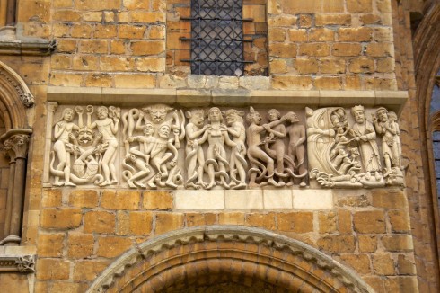 På venstre side av vestfasaden kan du fremdeles se rester av den romanske katedralen, som i det store og hele måtte rives etter jordskjelvet rundt år 1140 - skulpturfrisen og rundbuene er i typisk romansk stil. Foto: Mike Peel / Wikipedia Lincoln, Cathedral, Minster, Newport Arch, Bailgate, Castle Hill, England, Brayford Pool, romertid, middelalder, Castle Hill, Magna Carta, Steep Hill, early british gothic