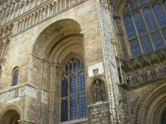 Legg merke til alle rundbuene på den venstre delen av vestfasaden - samt den romanske skulpturfrisen i hvit marmor. Foto: Poliphilo / Wikipedia Lincoln, Cathedral, Minster, Newport Arch, Bailgate, Castle Hill, England, Brayford Pool, romertid, middelalder, Castle Hill, Magna Carta, Steep Hill, early british gothic