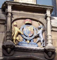King James den I.s segl fra år 1617 på Lincoln Guildhall, Stonebow Arch. Foto: Jungpioner / Wikipedia Lincoln, Stonebow Arch, High Bridge, Lincoln Cathedral, Minster, England, Brayford Pool, romertid, middelalder, Castle Hill, Magna Carta, Steep Hill, Bailgate, early british gothic
