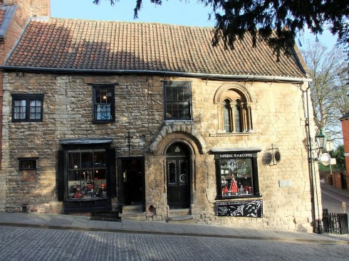 Norman House eller Aaron the Jew's House fra 1170-80 ligger i Steep Hill. Foto: © Paul Farmer / geograph.org.uk Lincoln, Norman House, High Bridge, Lincoln Cathedral, Minster, England, Brayford Pool, romertid, middelalder, Castle Hill, Magna Carta, Steep Hill, Bailgate, early british gothic