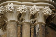 Detalj fra eksteriørene - legg merke til de små figurene under bladkapitelene. Foto: Rock drum / Wikipedia Lincoln, Cathedral, Minster, Newport Arch, Bailgate, Castle Hill, England, Brayford Pool, romertid, middelalder, Castle Hill, Magna Carta, Steep Hill, early british gothic