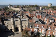 Castle Hill med Lincoln Castle sett fra katedralen - Exchequergate i forkant til venstre og The Number Houses nederst til høyre - borgen fra år 1066 i bakgrunnen. Foto: Karen Roe / Wikipedia Lincoln, Lincoln Castle, Lincoln Cathedral, Minster, England, Brayford Pool, romertid, middelalder, Castle Hill, Magna Carta, Steep Hill, Bailgate, early british gothic