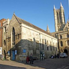 Church of St. Mary Magdalene er i seg selv en severdighet. Foto: © David Wright / geograph.org.uk Lincoln, Cathedral, Minster, Newport Arch, Bailgate, Castle Hill, England, Brayford Pool, romertid, middelalder, Castle Hill, Magna Carta, Steep Hill, early british gothic
