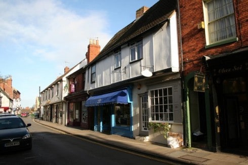 I Bailgate finner du en rekke morsomme butikker av ymse slag. Foto: © Richard Croft / geograph.org.uk Lincoln, Bailgate, Castle Hill, Lincoln Cathedral, Minster, England, Brayford Pool, romertid, middelalder, Castle Hill, Magna Carta, Steep Hill, Bailgate, early british gothic