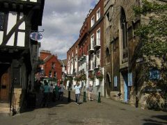 I forlengelsen av Steep Hill fortsetter den morsomme gatestubben Bailgate til høyre for turistinformasjonen. Foto: © Richard Croft / geograph.org.uk Lincoln, High Bridge, Lincoln Cathedral, Minster, England, Brayford Pool, romertid, middelalder, Castle Hill, Magna Carta, Steep Hill, Bailgate, early british gothic