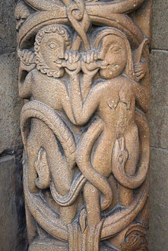 Adam og Eva hugd i stein - fra den opprinnelige normanniske katedralen. Foto: © Richard Croft / geograph.org.uk Lincoln, Cathedral, Minster, Newport Arch, Bailgate, Castle Hill, England, Brayford Pool, romertid, middelalder, Castle Hill, Magna Carta, Steep Hill, early british gothic