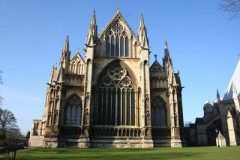 Lincoln Cathedrals østfasade med det enorme blyglassvinduet. Foto: © Richard Croft / geograph.org.uk Lincoln, Cathedral, Minster, Newport Arch, Bailgate, Castle Hill, England, Brayford Pool, romertid, middelalder, Castle Hill, Magna Carta, Steep Hill, early british gothic