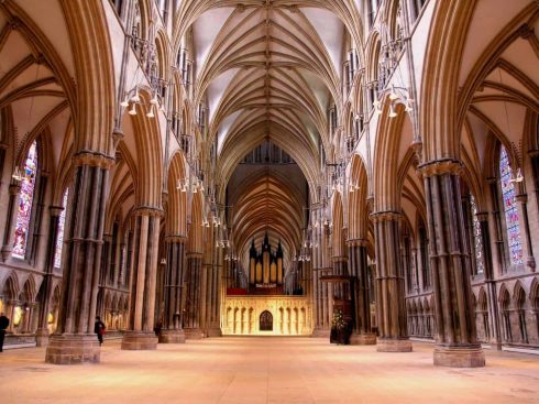 Fra det enorme skipet i Lincoln Cathedral - den typiske britiske skjermen mellom skipet og koret finnes også her. Foto: © VisitEngland Lincoln, Cathedral, Minster, Newport Arch, Bailgate, Castle Hill, England, Brayford Pool, romertid, middelalder, Castle Hill, Magna Carta, Steep Hill, early british gothic