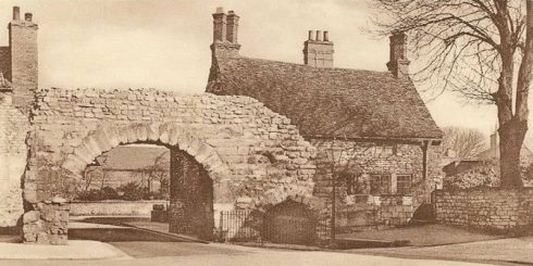 Newgate Arch er den eneste byporten fra romertiden som fremdeles står. Foto: © www.countyassemblyrooms.co.uk Lincoln, Lindum, Newgate Arch, Cathedral, Minster, Newport Arch, Bailgate, Castle Hill, England, Brayford Pool, romertid, middelalder, Castle Hill, Magna Carta, Steep Hill, early british gothic