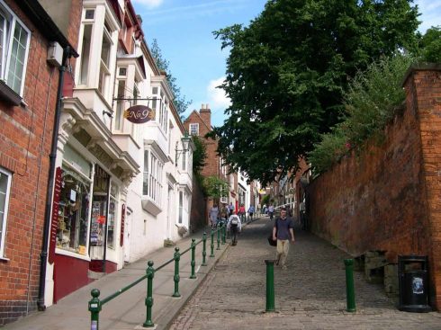 Lincolns nesten to tusen år gamle smug Steep Hill leder opp til Castle Hill hvor både normannerborgen og katedralen ble anlagt på restene av den romerske Castrum Lindum. Foto: © VisitEngland Lincoln, Lincoln Cathedral, Minster, England, Brayford Pool, romertid, middelalder, Castle Hill, Magna Carta, Steep Hill, Bailgate, early british gothic