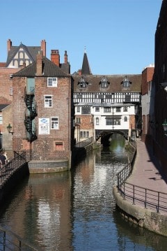The High Bridge er et viktig element i det historiske Lincoln, selv om broen medfører problemer - ville en slik bro ha overlevd i Norge? Foto: © Richard Croft / geograph.org_.uk Lincoln, High Bridge, Lincoln Cathedral, Minster, England, Brayford Pool, romertid, middelalder, Castle Hill, Magna Carta, Steep Hill, Bailgate, early british gothic