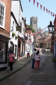 The Strait - stredet - er en liten gatestubb rett nedenfor der Steep Hill starter - her finner du noen av Lincolns aller eldste hus. Foto: © VisitEngland Lincoln, Lincoln Cathedral, Minster, England, Brayford Pool, romertid, middelalder, Castle Hill, Magna Carta, Steep Hill, Bailgate, early british gothic