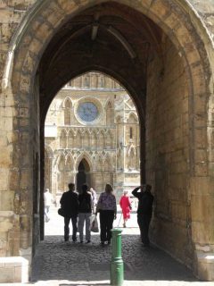 Du får et mektig inntrykk av katedralens vestfasade når du går gjennom Exchequergate. Foto: Daviddariusbijan / Wikipedia Lincoln, Exchequergate, Newport Arch, Bailgate, Castle Hill, Lincoln Cathedral, Minster, England, Brayford Pool, romertid, middelalder, Castle Hill, Magna Carta, Steep Hill, early british gothic