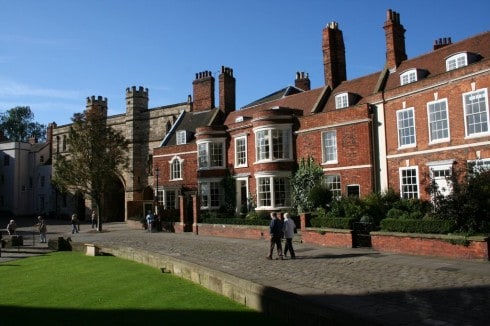The Number Houses ligger i bue rundt katedralen og ender ved Exchequergate. Foto: © Sisiesdad / Panoramio Lincoln, The Number Houses, Newport Arch, Bailgate, Castle Hill, Lincoln Cathedral, Minster, England, Brayford Pool, romertid, middelalder, Castle Hill, Magna Carta, Steep Hill, early british gothic