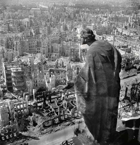 Richard Peter: Dresden i Tyskland etter alliertes bomberaid i 1945. Foto: © SLUB Dresden / Deutsche Fotothek / Richard Peter, sen. Richard Peter Dresden i Tyskland etter alliertes bomberaid i 1945. Foto: © SLUB Dresden / Deutsche Fotothek / Richard Peter, sen.
