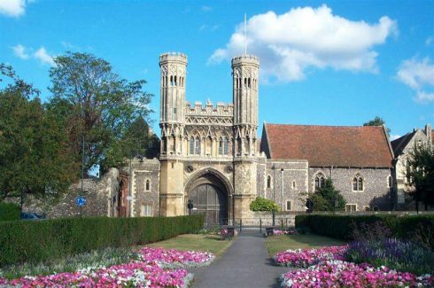 Henrik den 8. stengte og ødela de aller fleste av Englands klostre i år 1538 - deler av St Augustine's Abbey ble imidlertid skånet - blant annet denne flotte portalen fra 1300-tallet. Foto: Willhsmit / Wikipedia Public Domain Canterbury, Cathedral, West gate, Christ Church Gate, Minster, Thomas Beckett, England, River Stour, The Weavers, romertid, middelalder, early british gothic, Storbritannia