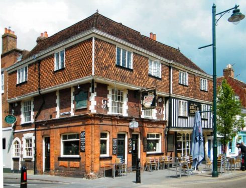 The Bell & Crown er en pub som mange av byens erkebiskoper har frekventert. Foto: © www.dover-kent.com Canterbury, Cathedral, West gate, Christ Church Gate, Minster, Thomas Beckett, England, River Stour, The Old Weavers House, romertid, middelalder, early british gothic, Storbritannia