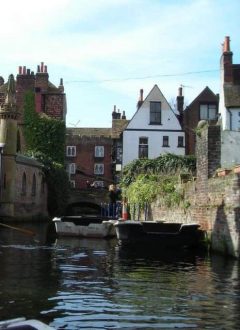 Eastbridge Hospial ligger over elven Stour med inngang på motsatt side av King's Bridge for The Old Weavers House. Foto: Paul Francis / Wikipedia CC-BY-SA-2.0 Canterbury, Cathedral, West gate, Christ Church Gate, Minster, Thomas Beckett, England, River Stour, The Old Weavers House, romertid, middelalder, early british gothic, Storbritannia