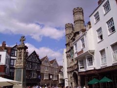 Mercery Lane leder til Buttermarket med porten Christ Church Gate til høyre med tårn. Foto: Immanuel Giel / Wikipedia Public Domain Canterbury, Cathedral, West gate, Christ Church Gate, Minster, Thomas Beckett, England, River Stour, The Old Weavers House, romertid, middelalder, early british gothic, Storbritannia