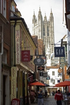 Butchery Lane var en gang slakternes gate, men er i dag en hyggelig shoppinggate. Foto: Stephen McKay / Wikipedia CC-BY-SA-2.0 Canterbury, Cathedral, West gate, Christ Church Gate, Minster, Thomas Beckett, England, River Stour, The Old Weavers House, romertid, middelalder, early british gothic, Storbritannia