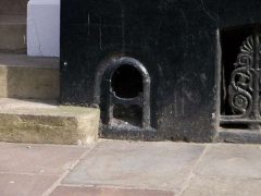 Flere av de eldste husene i Castle Street har slike hull i grunnmuren for å kunne hente opp søle under ekstra fuktig værforhold. Foto: Elliott Simpson / Wikipedia CC-BY-SA-2.0 Canterbury, Cathedral, West gate, Christ Church Gate, Minster, Thomas Beckett, England, River Stour, The Old Weavers House, romertid, middelalder, early british gothic, Storbritannia