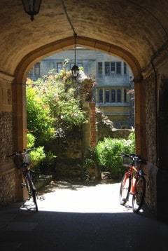 Ærverdige King's School ligger i tilknytning til katedralen, nord i byen, innenfor bymurene. Foto: © Visit Canterbury / Tim Stubbings Canterbury, Cathedral, West gate, Christ Church Gate, Minster, Thomas Beckett, England, River Stour, The Weavers, romertid, middelalder, early british gothic, Storbritannia