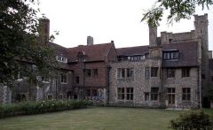 I denne perioden ble det også oppført uilke bygg som boliger for de geistlige. Foto: Tony Hisgett / Wikipedia CC-BY-SA-2.0 Canterbury, Cathedral, West gate, Christ Church Gate, Minster, Thomas Beckett, England, River Stour, The Old Weavers House, romertid, middelalder, early british gothic, Storbritannia