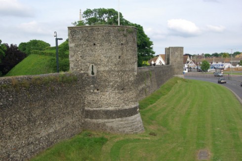 Bymuren i sør, ved Dane John's Mound og videre vestover er bevart. Foto: Stephen McKay / Wikipedia CC-BY-SA-2.0 Canterbury, Cathedral, West gate, Christ Church Gate, Minster, Thomas Beckett, England, River Stour, The Old Weavers House, romertid, middelalder, early british gothic, Storbritannia