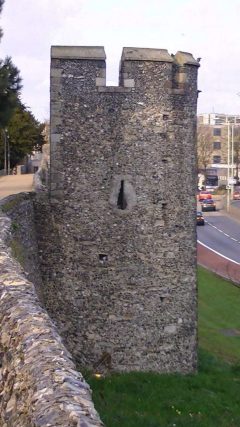 Bymurene er fortsatt intakt rundt deler av Canterbury. Foto: Adam Bishop / Wikipedia CC-BY-SA-3.0 Canterbury, Cathedral, West gate, Christ Church Gate, Minster, Thomas Beckett, England, River Stour, The Weavers, romertid, middelalder, early british gothic, Storbritannia