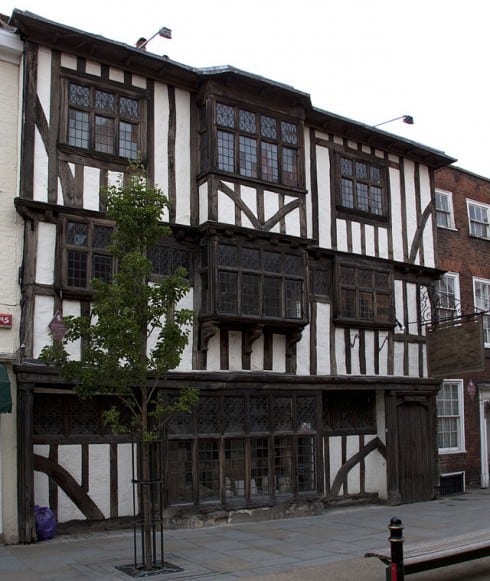 The Conquest House hvor Thomas Beckets drapsmenn var innlosjert. Foto: Tony Hisgett / Wikipedia CC-BY-SA-2.0 Canterbury, Cathedral, West gate, Christ Church Gate, Minster, Thomas Beckett, England, River Stour, The Old Weavers House, romertid, middelalder, early british gothic, Storbritannia