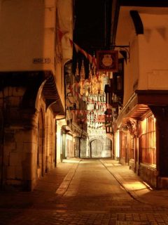 Et av de flotteste smugene heter Mercery Lane og leder til katedralens egne Canterbury, Cathedral, West gate, Christ Church Gate, Minster, Thomas Beckett, England, River Stour, The Weavers, romertid, middelalder, early british gothic, Storbritannia
