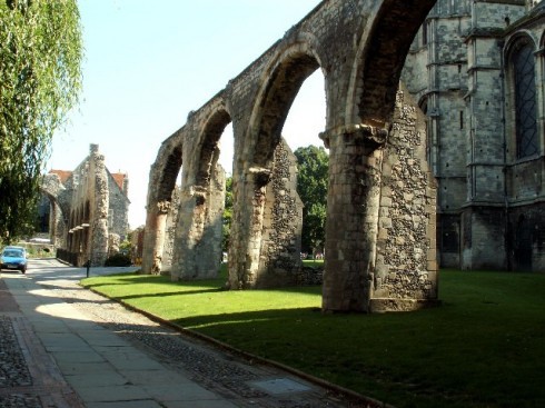 Ruinene av Infirmary Chapel er fra den normanniske perioden. Foto: Robert Edwards / Wikipedia CC-BY-SA-2.0 Canterbury, Cathedral, West gate, Christ Church Gate, Minster, Thomas Beckett, England, River Stour, The Old Weavers House, romertid, middelalder, early british gothic, Storbritannia