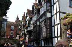 The Old Weavers House har nydelige blyglassvinduer. Foto: Quartettgeschwister / Wikipedia CC-BY-SA-3.0 Canterbury, Cathedral, West gate, Christ Church Gate, Minster, Thomas Beckett, England, River Stour, The Old Weavers House, romertid, middelalder, early british gothic, Storbritannia