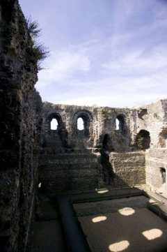 Normannerkongen William Erobreren har satt mange spor etter seg i Canterbury - her the Norman Castle. Foto: © Visit Canterbury / Tim Stubbings Canterbury, Norman Castle Cathedral, West gate, Christ Church Gate, Minster, Thomas Beckett, England, River Stour, The Weavers, romertid, middelalder, early british gothic, Storbritannia