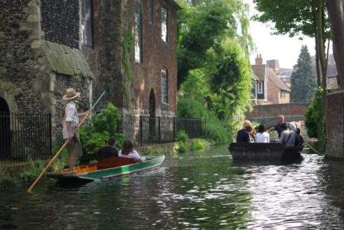 River Stour med klosteret Blackfriars til venstre og broen ved puben Canterbury Tales i bakgrunnen. Foto: Stephen McKay / Wikipedia CC-BY-SA-2.0 Canterbury, Cathedral, West gate, Christ Church Gate, Minster, Thomas Beckett, England, River Stour, The Old Weavers House, romertid, middelalder, early british gothic, Storbritannia